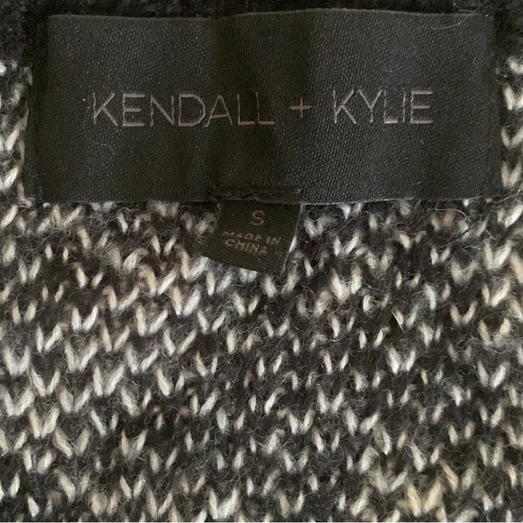 Kendal and Kylie Zebra Print Weekend knit V-Neck off shoulder sweater PacSun - Picture 4 of 4